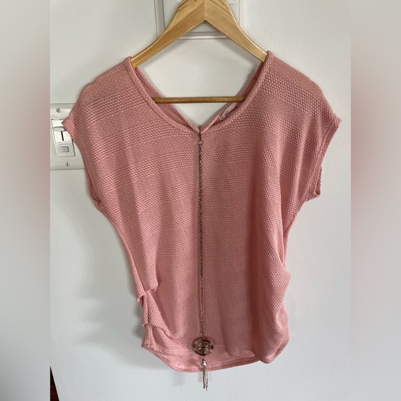 Lightweight shirt with detachable necklace - Picture 2 of 6